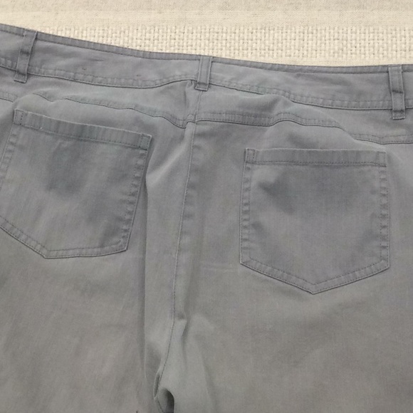 Bundle of 2 Chico’s capris and 1 Peck&Peck capris - Picture 7 of 11